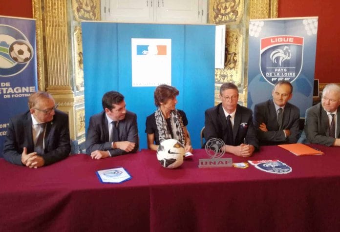 La Procureure Générale Véronique Malbec entourée des instances du football régional et national.