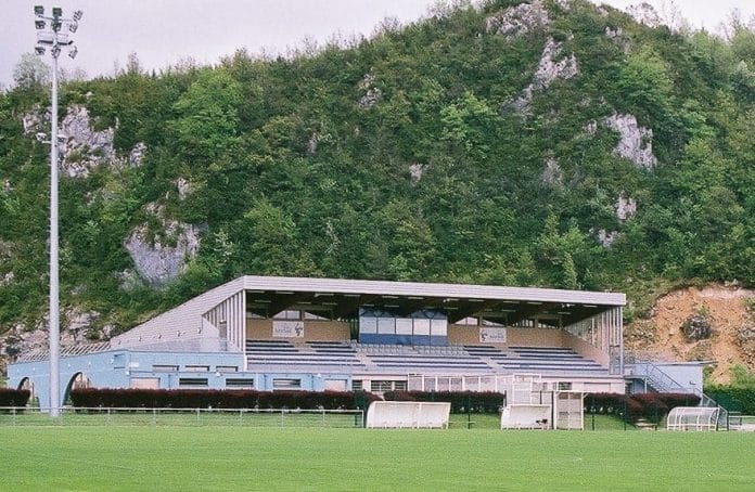 Tribune Jura Sud (Stade Municipal - Moirans en Montagne) A Moirans-en-Montagne, le stade de Jura-Sud Foot !