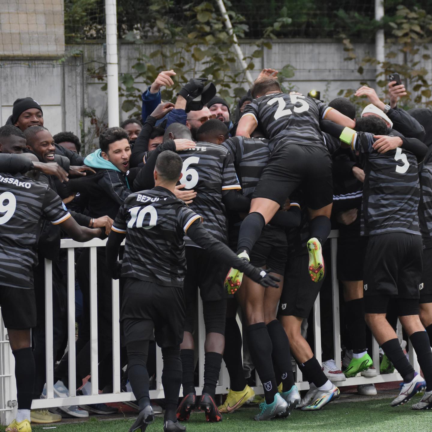 National 2 B. Le FC 93 Bobigny En Embuscade Derrière Créteil Et Fleury